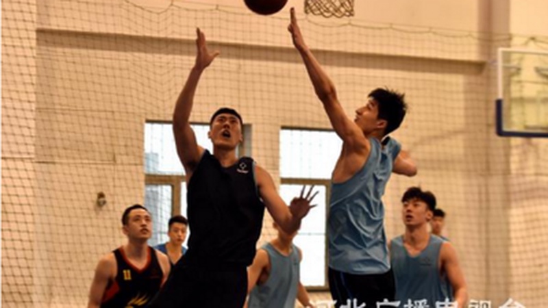 恋综男嘉宾偷拍前女友牟利落网，温柔人设崩塌全网震怒